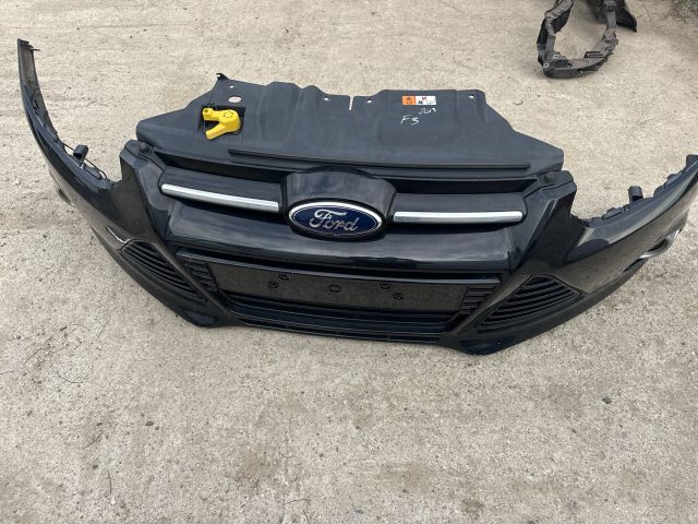 bontott FORD FOCUS III Első Lökhárító (Részeivel)