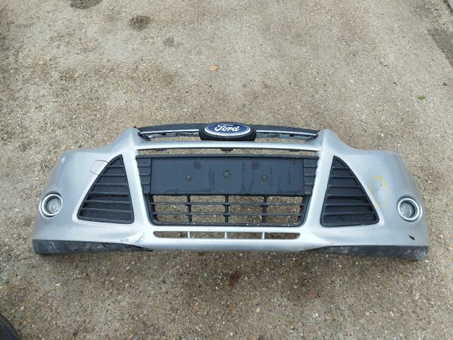 bontott FORD FOCUS III Első Lökhárító (Részeivel)