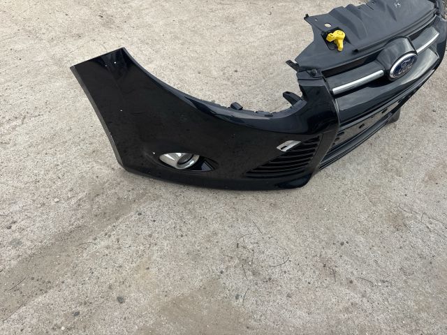 bontott FORD FOCUS III Első Lökhárító (Részeivel)