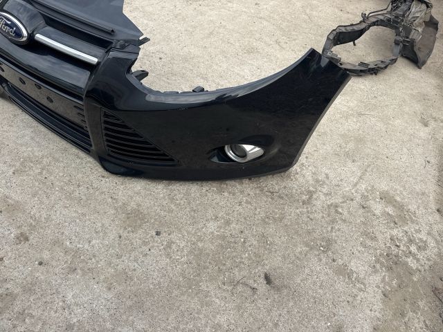 bontott FORD FOCUS III Első Lökhárító (Részeivel)