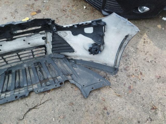 bontott FORD FOCUS III Első Lökhárító (Részeivel)