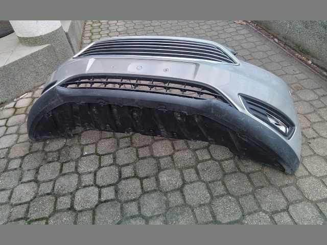 bontott FORD FOCUS III Első Lökhárító (Részeivel)