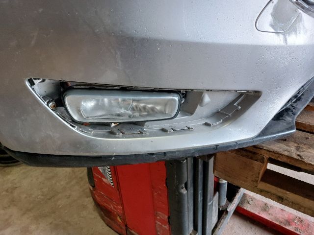 bontott FORD FOCUS III Első Lökhárító (Részeivel)