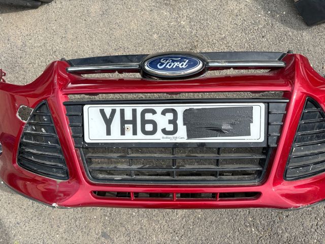 bontott FORD FOCUS III Első Lökhárító (Részeivel)