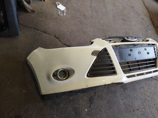 bontott FORD FOCUS III Első Lökhárító (Részeivel)