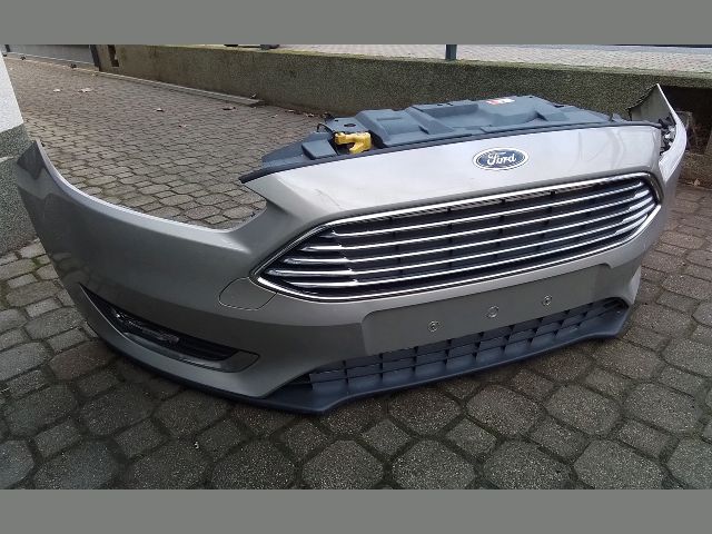 bontott FORD FOCUS III Első Lökhárító (Részeivel)