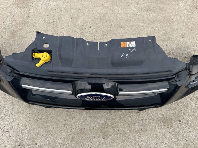 bontott FORD FOCUS III Első Lökhárító (Részeivel)