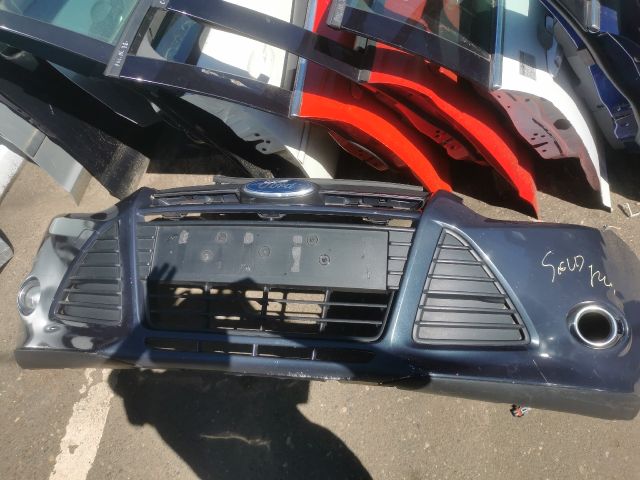 bontott FORD FOCUS III Első Lökhárító (Részeivel)