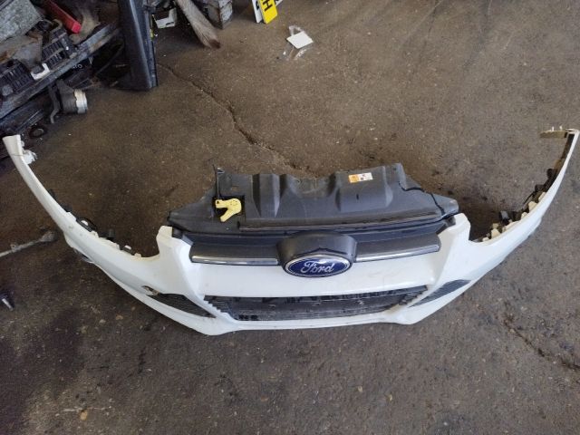 bontott FORD FOCUS III Első Lökhárító (Részeivel)