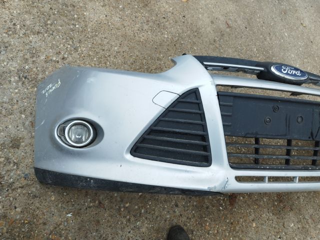 bontott FORD FOCUS III Első Lökhárító (Részeivel)