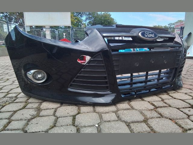 bontott FORD FOCUS III Első Lökhárító (Részeivel)