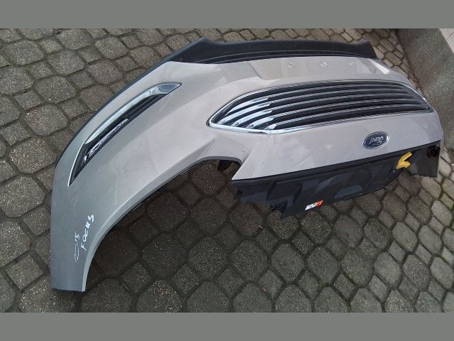 bontott FORD FOCUS III Első Lökhárító (Részeivel)