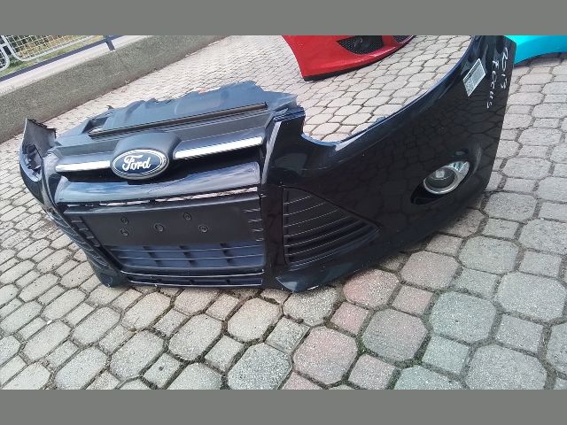 bontott FORD FOCUS III Első Lökhárító (Részeivel)