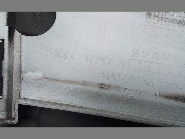 bontott FORD FOCUS III Első Lökhárító (Részeivel)