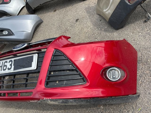 bontott FORD FOCUS III Első Lökhárító (Részeivel)