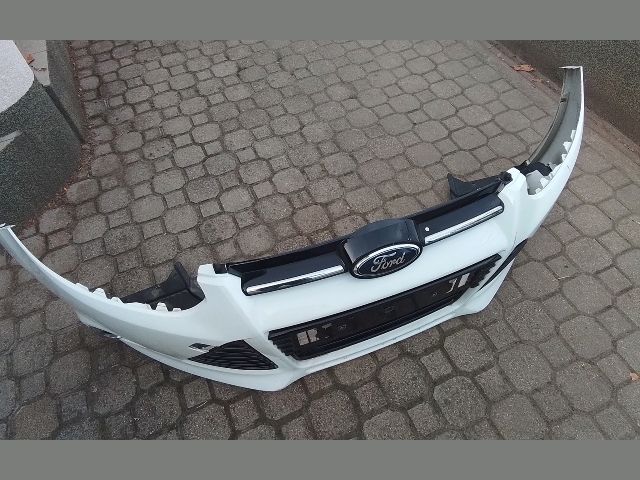 bontott FORD FOCUS III Első Lökhárító (Részeivel)