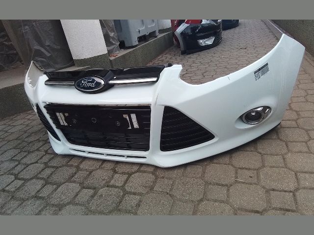 bontott FORD FOCUS III Első Lökhárító (Részeivel)