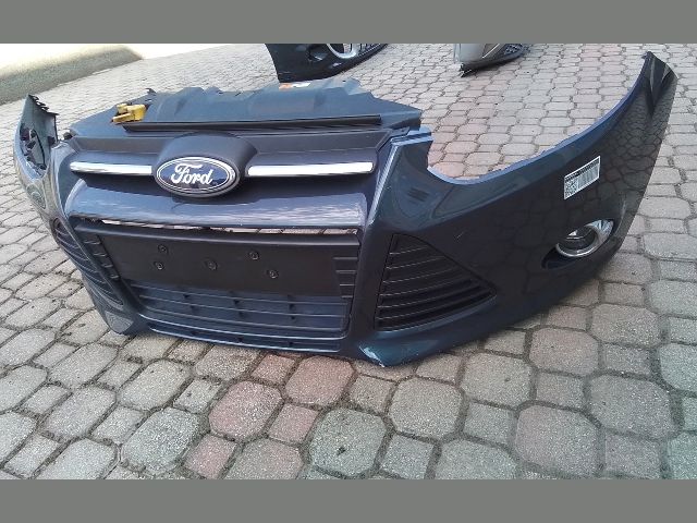 bontott FORD FOCUS III Első Lökhárító (Részeivel)
