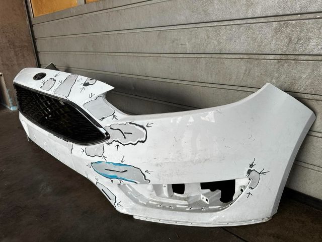 bontott FORD FOCUS III Első Lökhárító (Üresen)