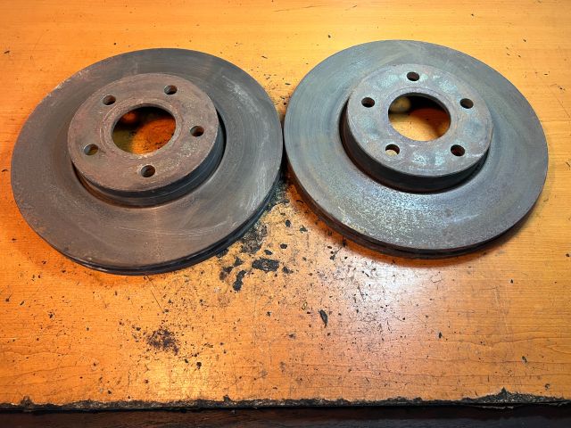 bontott FORD FOCUS III Első Pár Féktárcsa