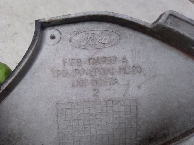 bontott FORD FOCUS III Első Vonószem Burkolat