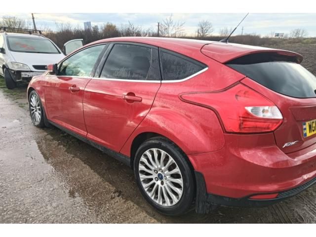 bontott FORD FOCUS III Felső Hűtőburkolat