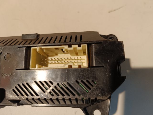 bontott FORD FOCUS III Fűtéskapcsoló (digit klímás)