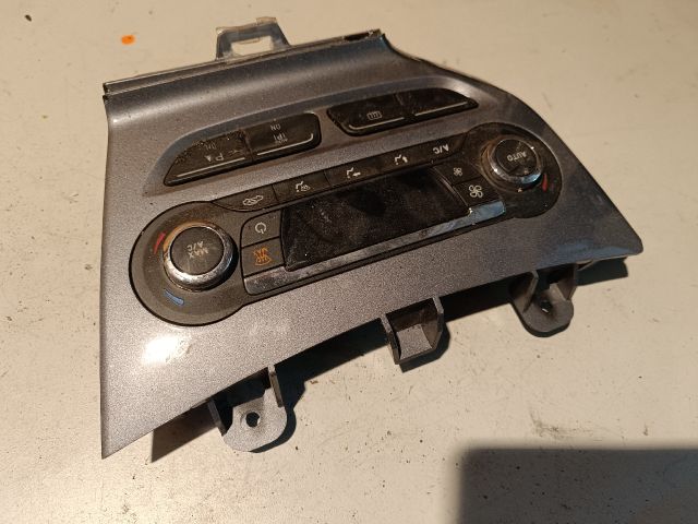 bontott FORD FOCUS III Fűtéskapcsoló (digit klímás)