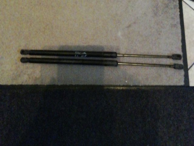 bontott FORD FOCUS III Gázrugós Kitámasztó Teleszkóp Pár Csomagtérajtó