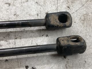 bontott FORD FOCUS III Gázrugós Kitámasztó Teleszkóp Pár Csomagtérajtó