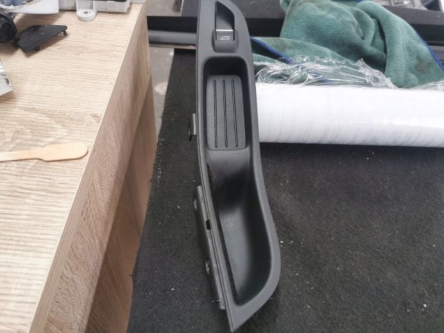 bontott FORD FOCUS III Jobb első Ablakemelő Kapcsoló