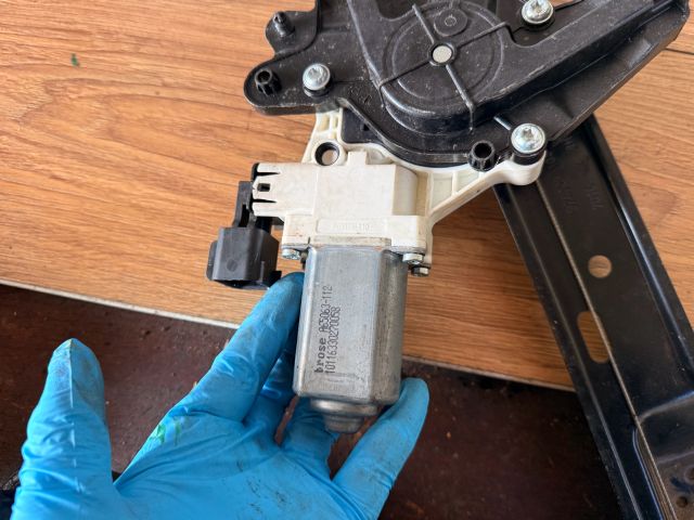 bontott FORD FOCUS III Jobb első Ablakemelő Motor