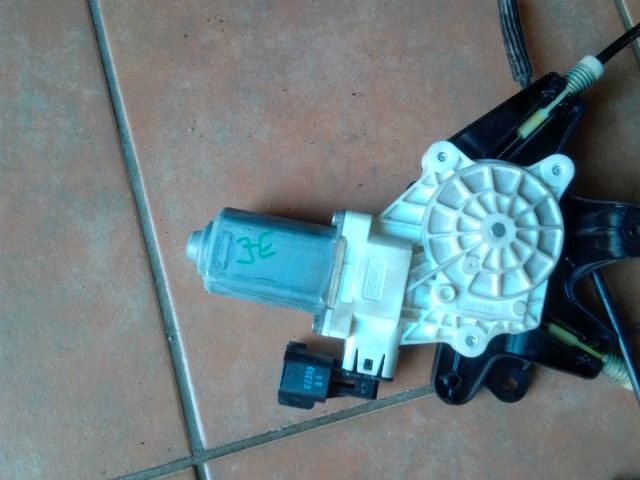 bontott FORD FOCUS III Jobb első Ablakemelő Motor