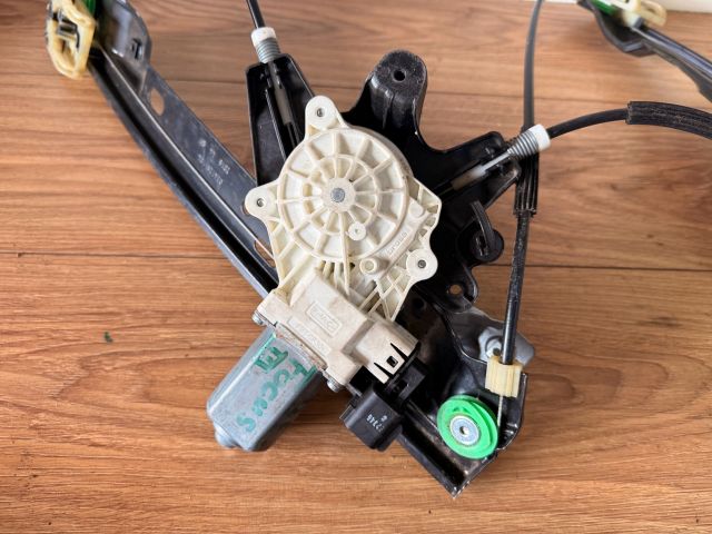 bontott FORD FOCUS III Jobb első Ablakemelő Motor