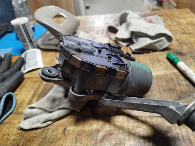 bontott FORD FOCUS III Jobb első Ablaktörlő Motor