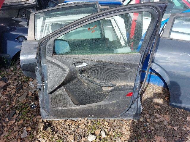 bontott FORD FOCUS III Jobb első Ajtó (Részeivel)