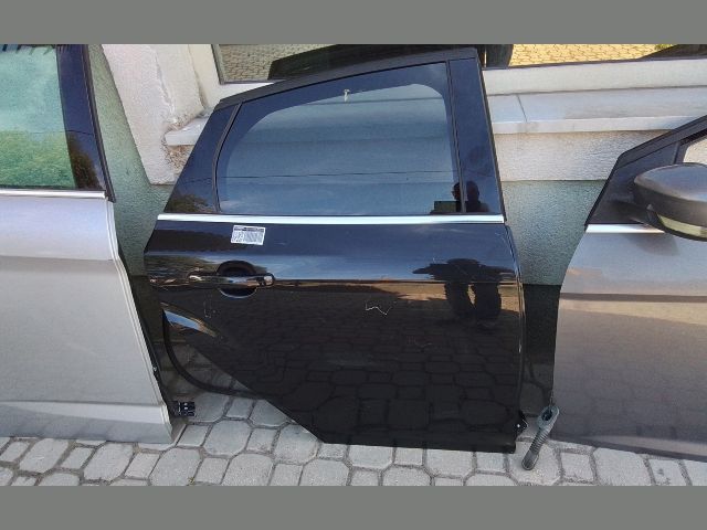 bontott FORD FOCUS III Jobb hátsó Ajtó (Részeivel)