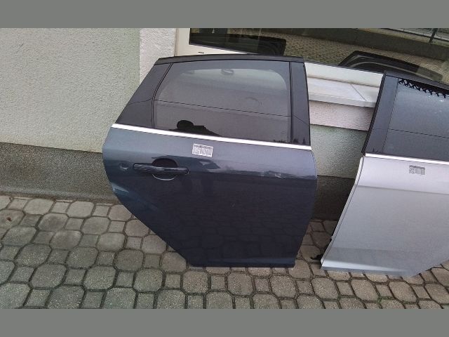 bontott FORD FOCUS III Jobb hátsó Ajtó (Részeivel)
