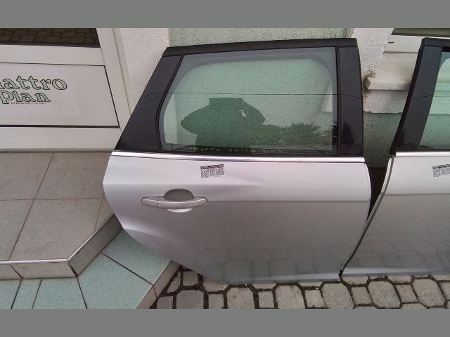 bontott FORD FOCUS III Jobb hátsó Ajtó (Részeivel)