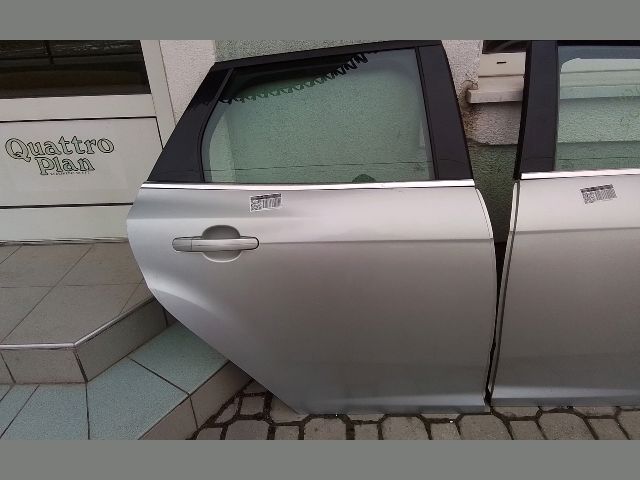 bontott FORD FOCUS III Jobb hátsó Ajtó (Részeivel)