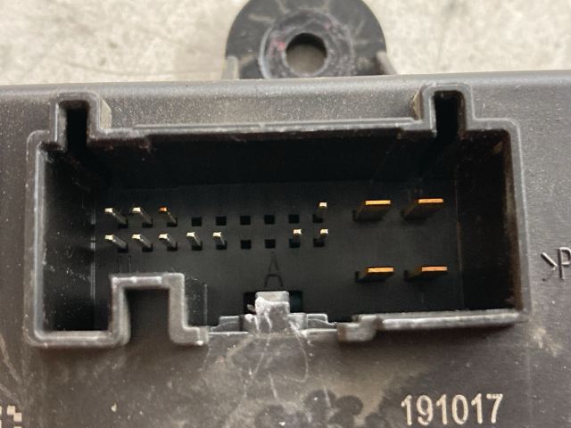 bontott FORD FOCUS III Jobb hátsó Ajtó Vezérlőegység