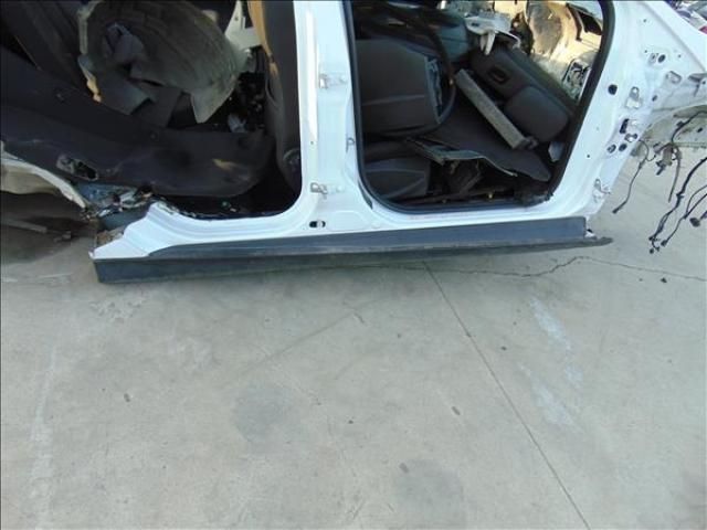 bontott FORD FOCUS III Jobb Küszöb