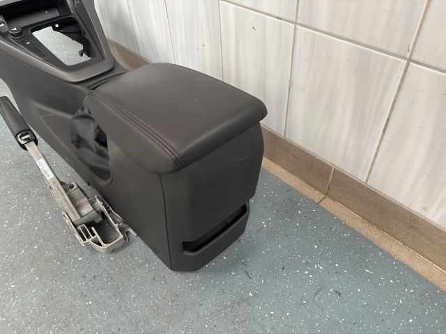 bontott FORD FOCUS III Könyöklő