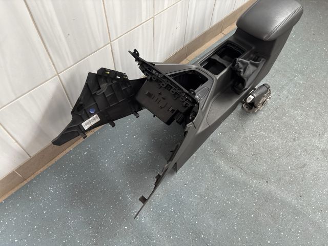 bontott FORD FOCUS III Könyöklő