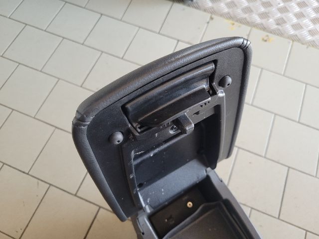 bontott FORD FOCUS III Könyöklő