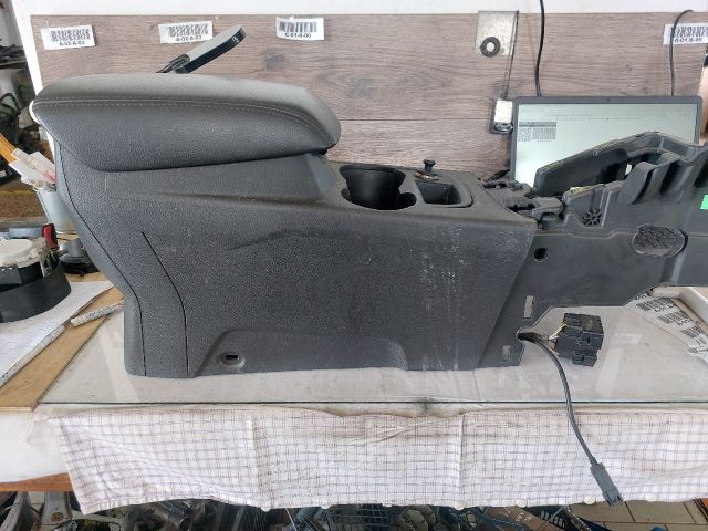 bontott FORD FOCUS III Könyöklő