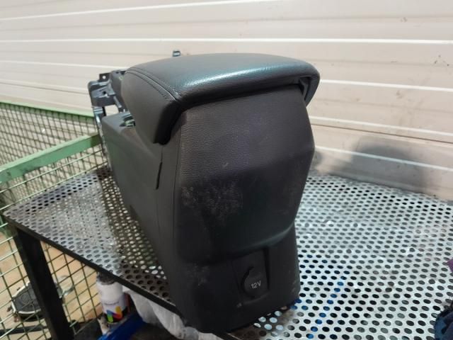 bontott FORD FOCUS III Könyöklő