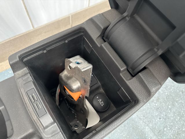 bontott FORD FOCUS III Könyöklő