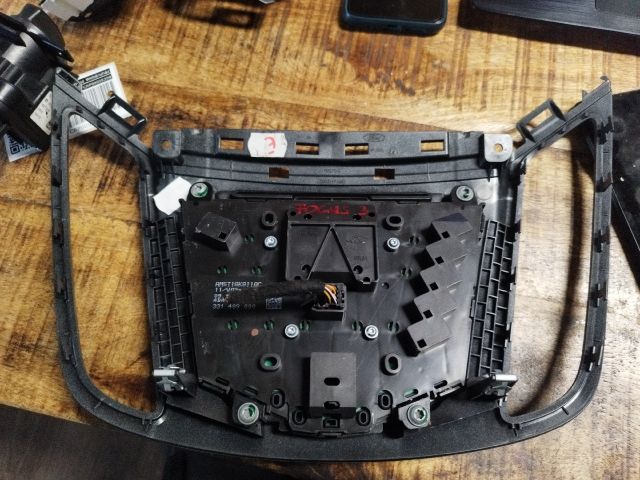 bontott FORD FOCUS III Középkonzol Vezérlő Panel