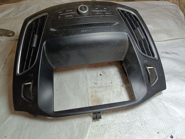 bontott FORD FOCUS III Középkonzol Vezérlő Panel